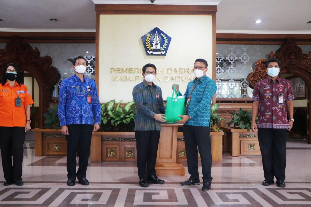 podiumnews.com-Pemda Badung Terima Bantuan 400 Paket Sembako dari BPD Bali